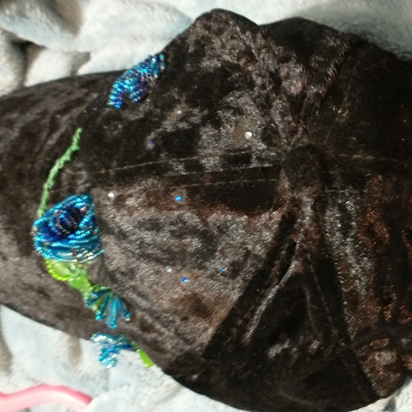 Black velvet baseball hat with blue beaded roses - Picture 6 of 8